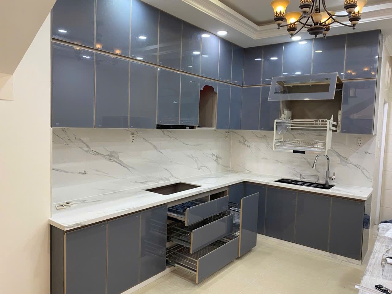 tủ bếp nhôm kính cường lực